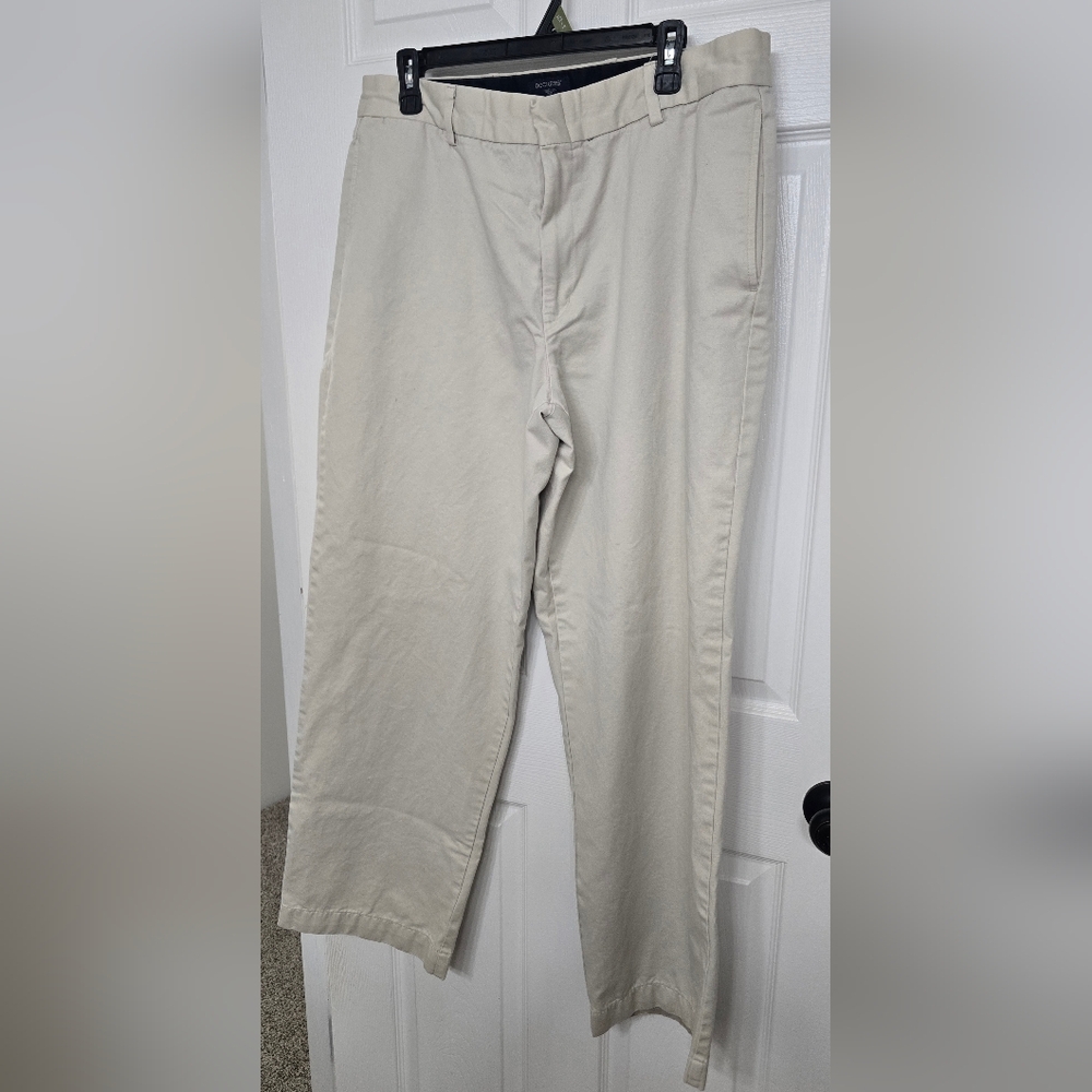 Dockers Men's Light Khaki Chinos